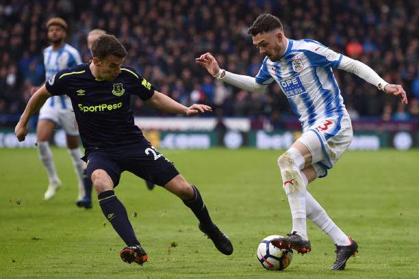 余宇涵今日上班路透!带着了篮球上班的红领巾青春少年!.